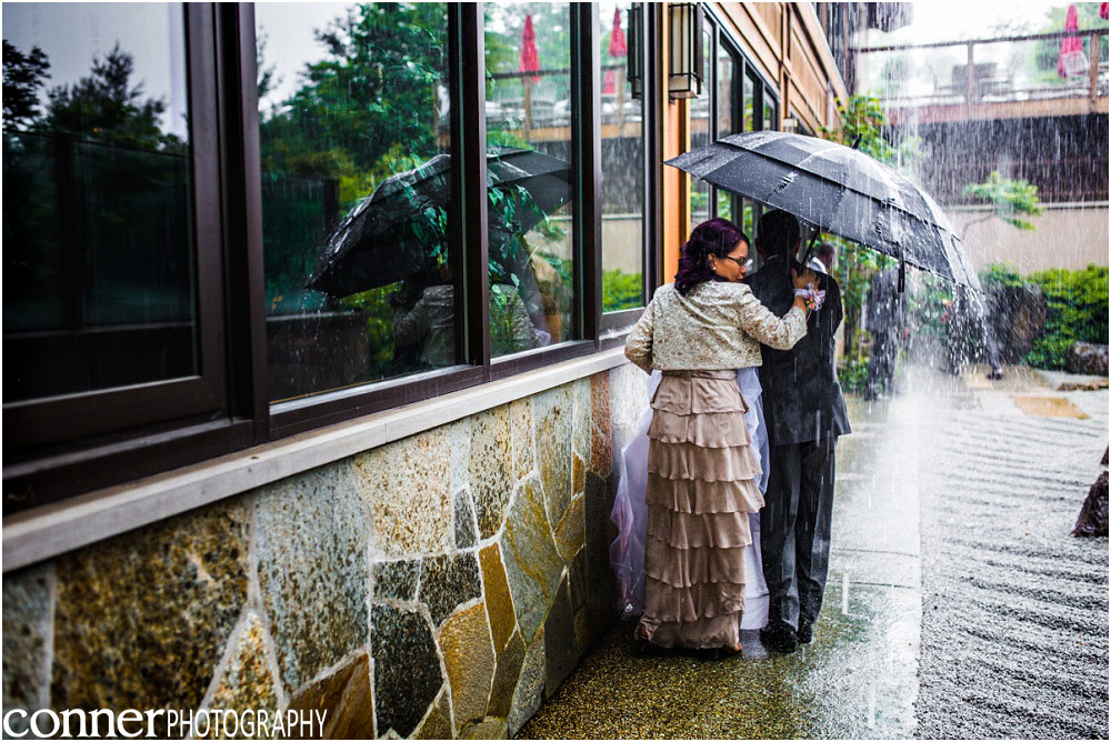 anderson-japanese-gardens-wedding-rain_0021
