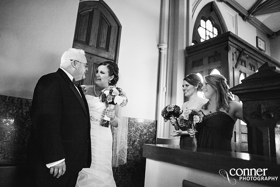 rainy-day-saint-louis-university-college-church-wedding_07