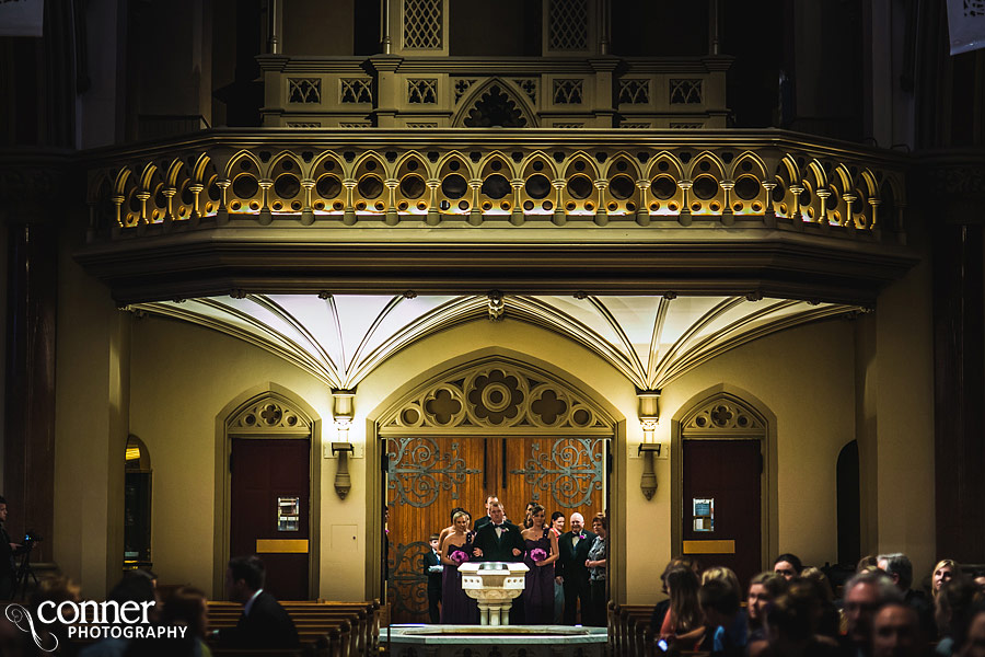 rainy-day-saint-louis-university-college-church-wedding_08