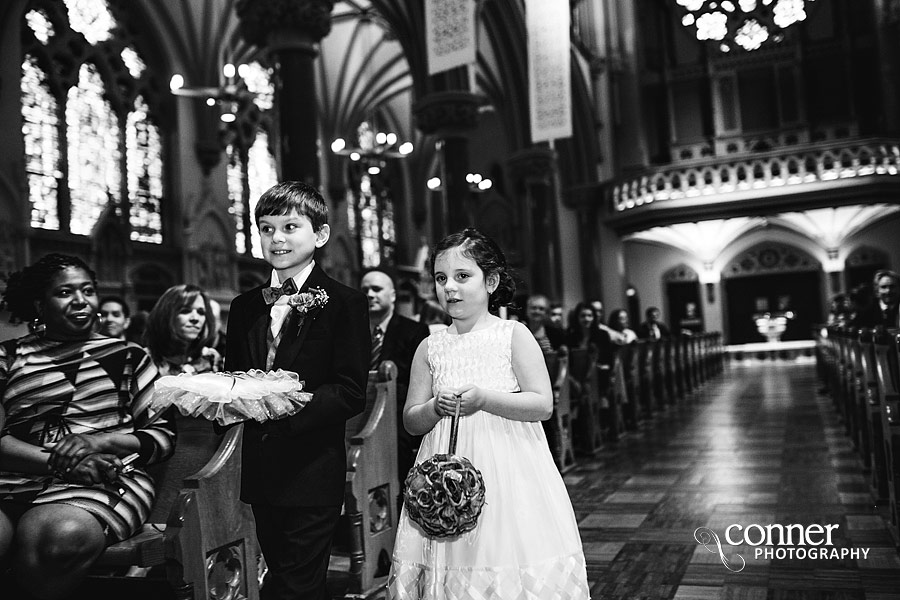 rainy-day-saint-louis-university-college-church-wedding_09