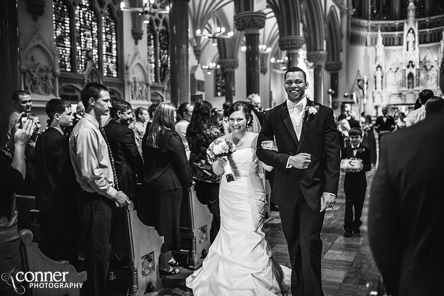 rainy-day-saint-louis-university-college-church-wedding_18