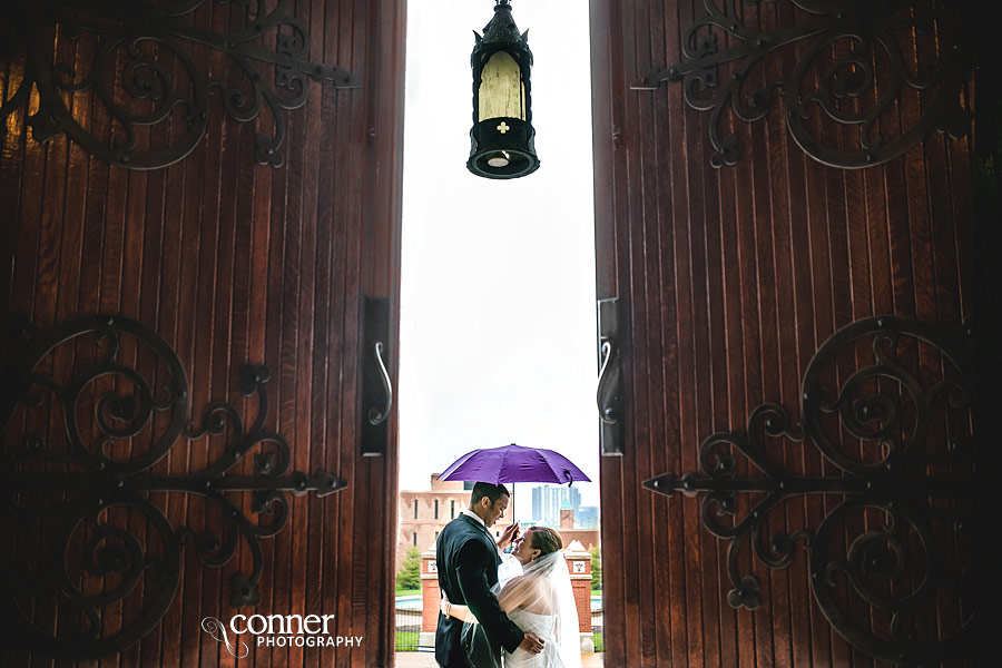 rainy-day-saint-louis-university-college-church-wedding_24