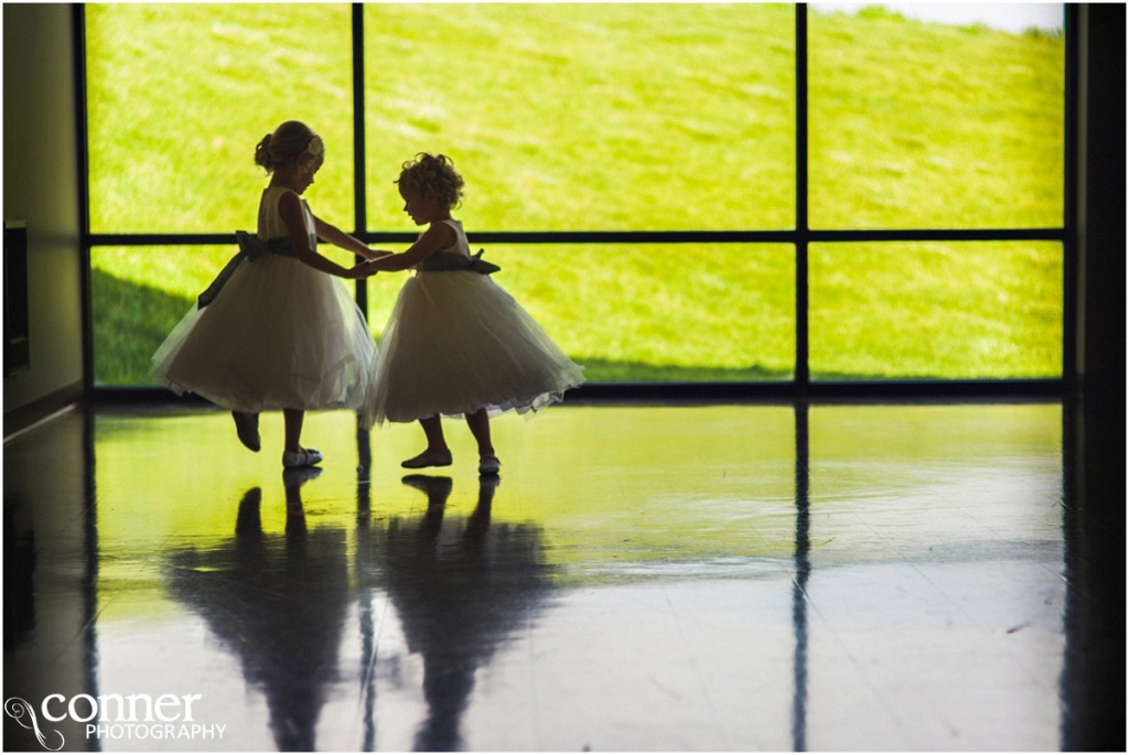 st louis wedding flower girls playing