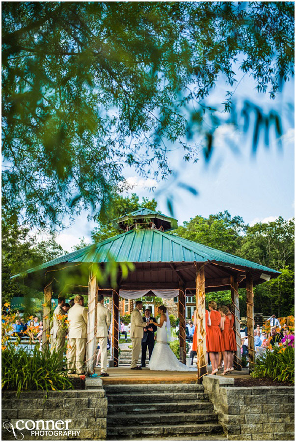 little piney bride andgroom wedding ceremony