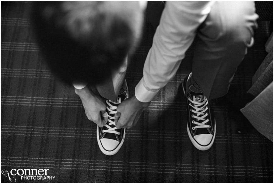 wedding groom converse chucks