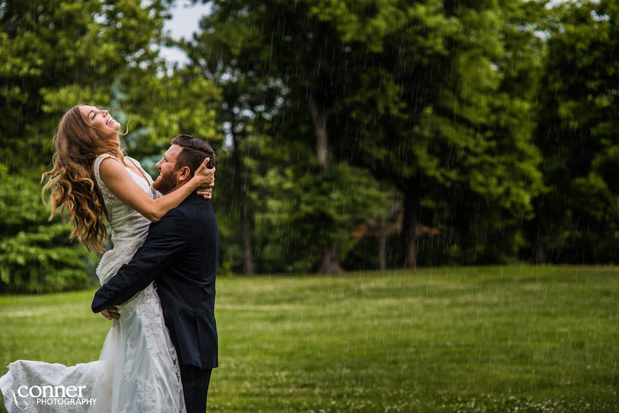 bride groom in rain